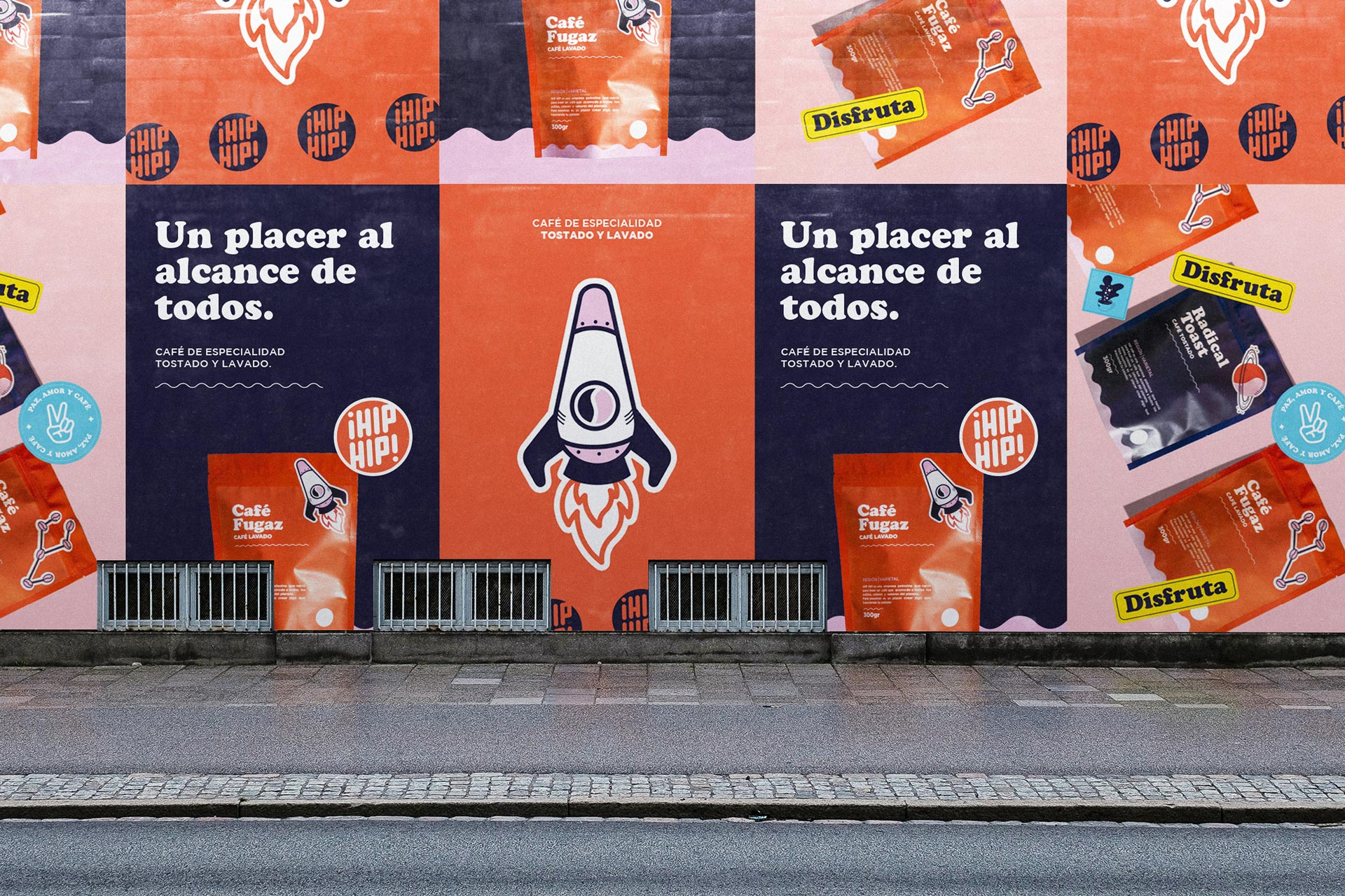 Plakatwand mit dem Markenauftritt von Café Fugaz in Orange, Dunkelblau und Rosa